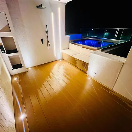 Jacuzzi - In Riviera * Athens